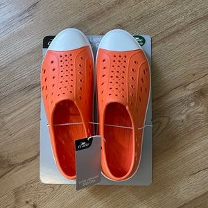 Crane Women’s 9/10 Orange Lightweight Slip Ons
